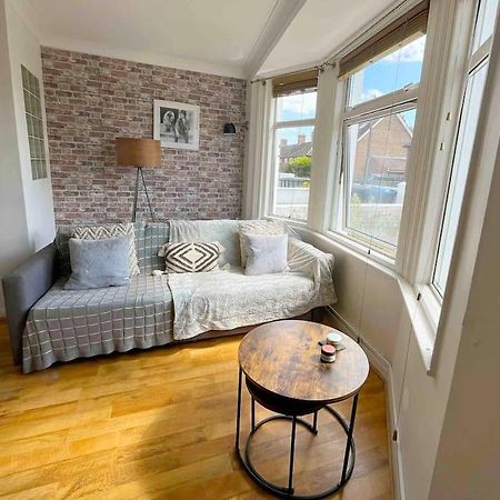 Cosy Flat In Burgess Hill, Sussex Apartment Exterior foto